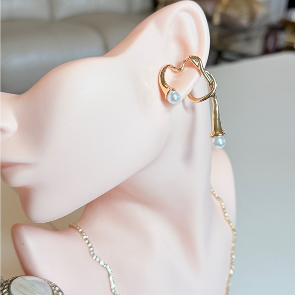 Elegant Gold and Pearl Cuff Earring - Picture 5 of 9
